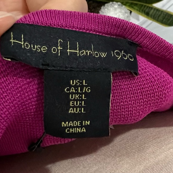 SALE🔥Beautiful House of Harlow 1960 fuchsia knit top w/short puffy sheer sleeves - Picture 5 of 5